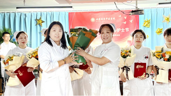 國(guó)際護士節丨緻敬最美(měi)守護天使,節日(rì)快(kuài)樂(yuè)!(圖10) 國(guó)際護士節丨緻敬最美(měi)守護天使,節日(rì)快(kuài)樂(yuè)!(圖10)